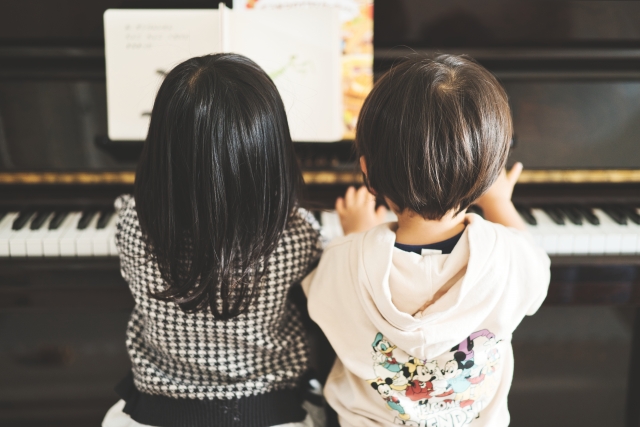 連弾する男の子と女の子